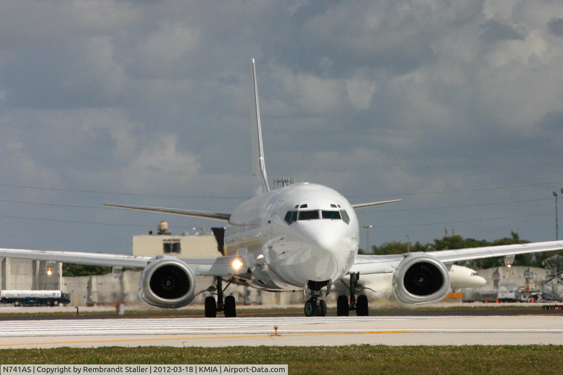 N741AS, 1991 Boeing 737-484 C/N 25417/2160, Nice all-white ex-Alaska Airl B737-400
Turning onto rwy 12 at MIA