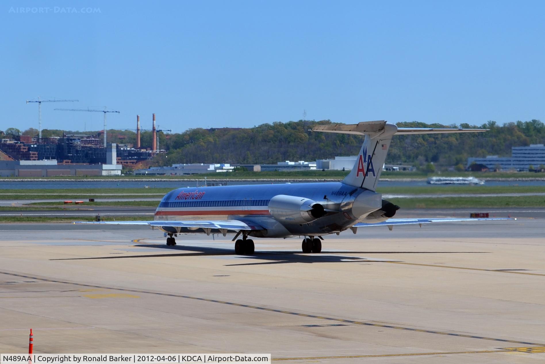 N489AA, 1989 McDonnell Douglas MD-82 (DC-9-82) C/N 49682, Push back DCA