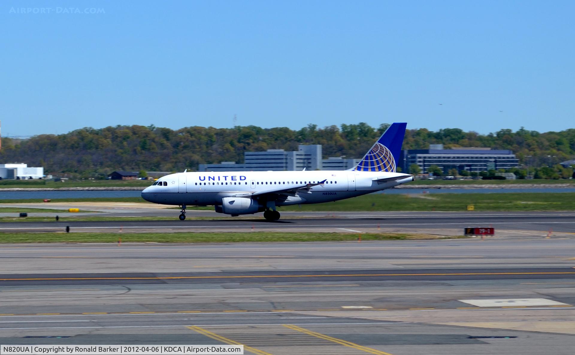 N820UA, 1998 Airbus A319-131 C/N 898, Take off DCA