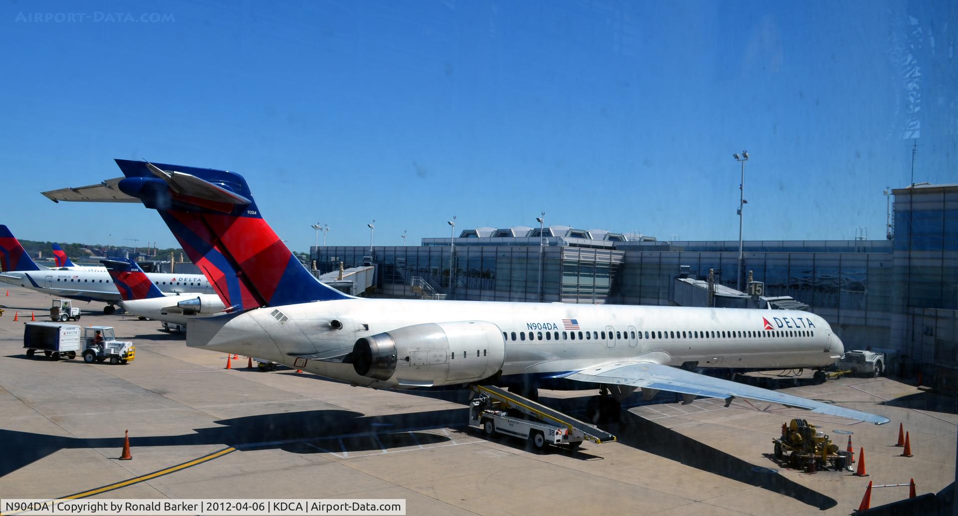 N904DA, 1995 McDonnell Douglas MD-90-30 C/N 53384, DCA, VA