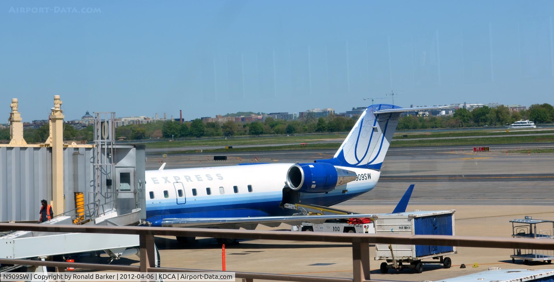 N909SW, 2001 Bombardier CRJ-200LR (CL-600-2B19) C/N 7558, DCA, VA