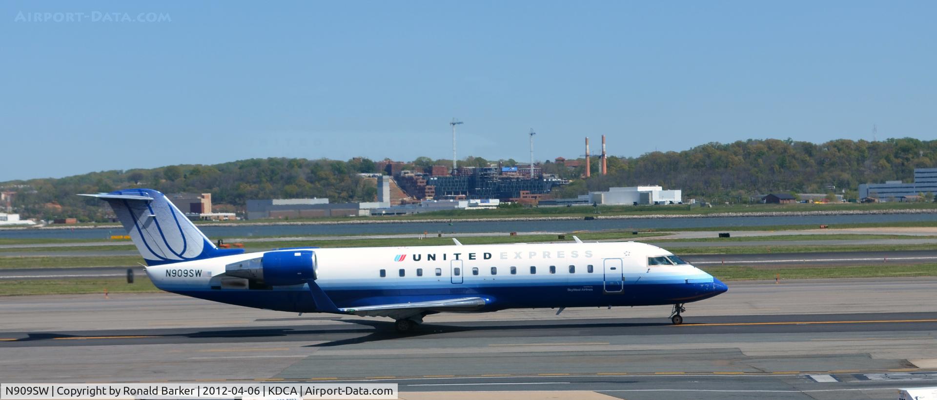 N909SW, 2001 Bombardier CRJ-200LR (CL-600-2B19) C/N 7558, Taxi DCA