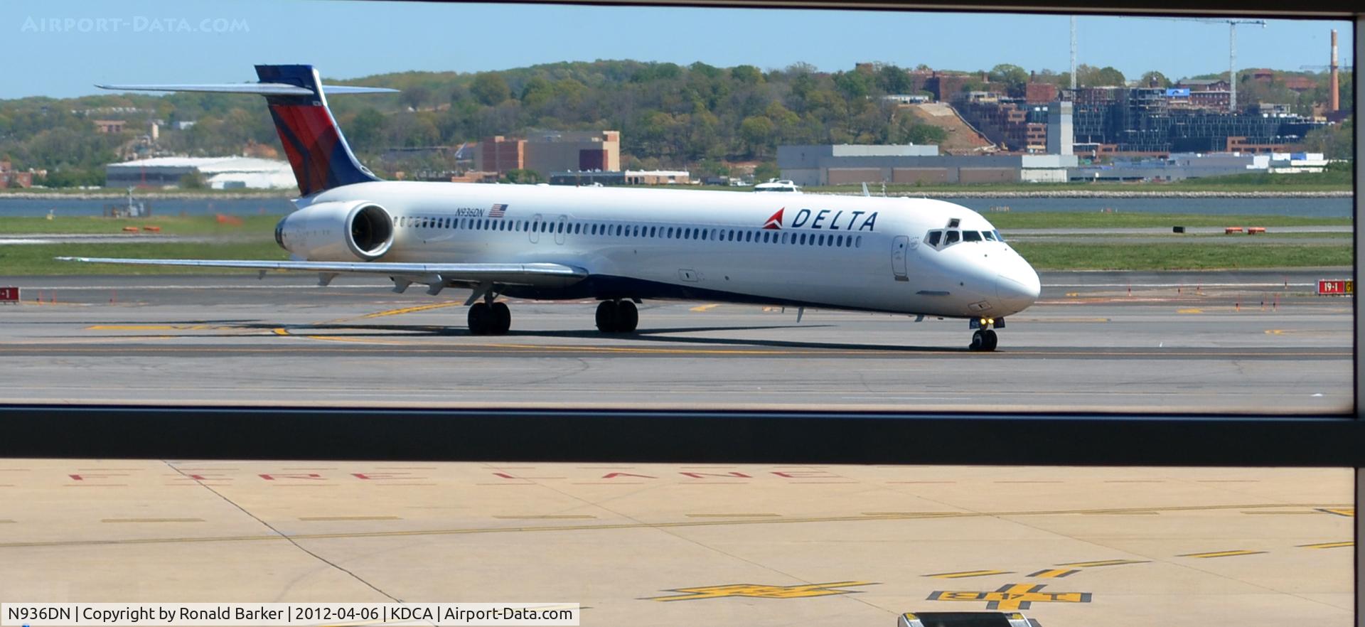 N936DN, 1996 McDonnell Douglas MD-90-30 C/N 53461, DCA, VA