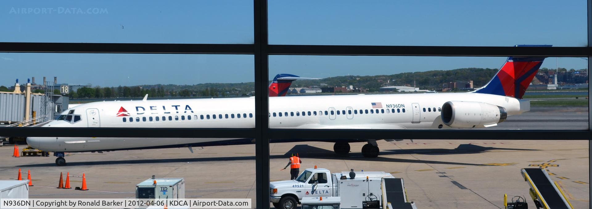 N936DN, 1996 McDonnell Douglas MD-90-30 C/N 53461, DCA, VA
