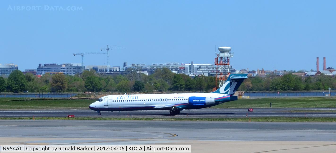 N954AT, 2000 Boeing 717-2BD C/N 55016, Landing DCA