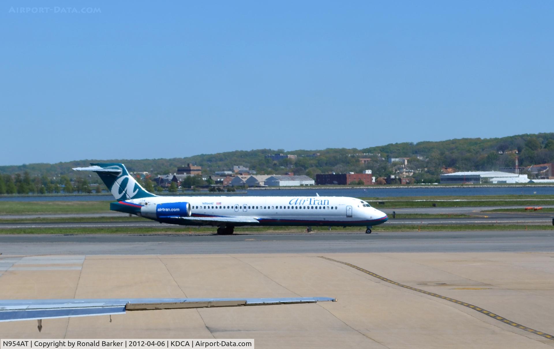N954AT, 2000 Boeing 717-2BD C/N 55016, Taxi DCA