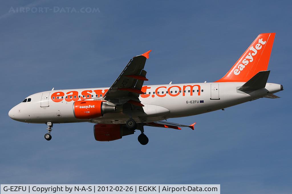 G-EZFU, 2010 Airbus A319-111 C/N 4313, Short final