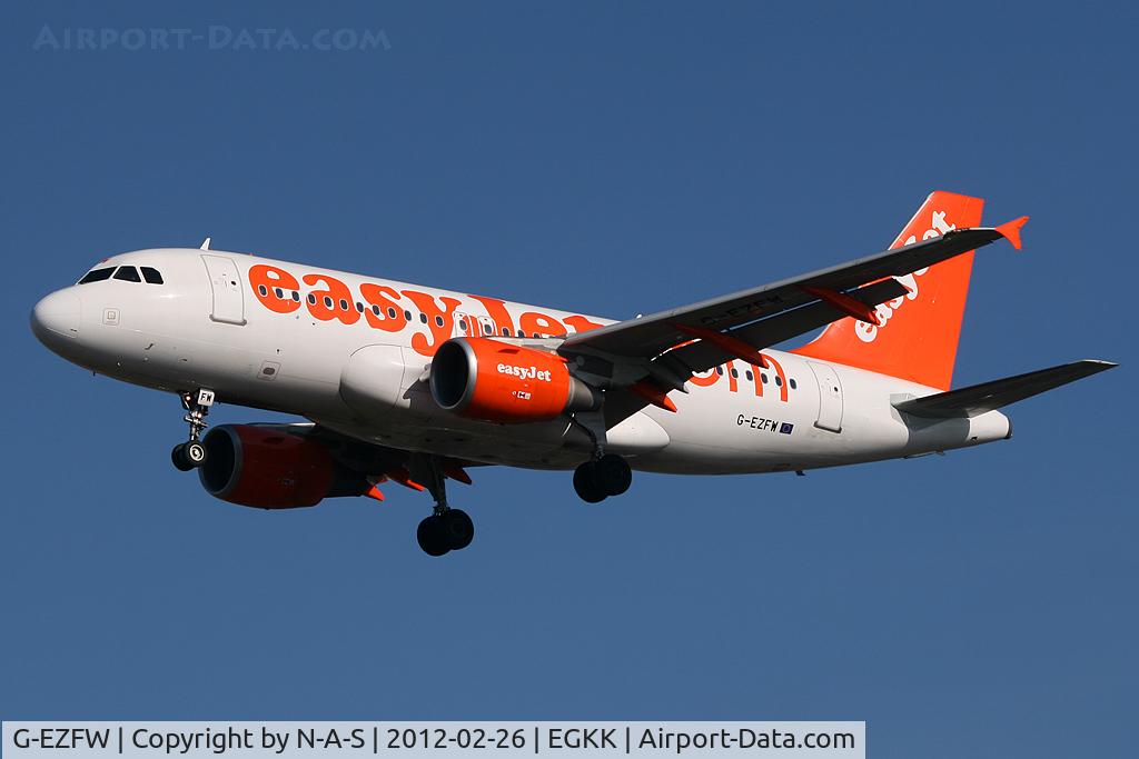 G-EZFW, 2010 Airbus A319-111 C/N 4380, Short final