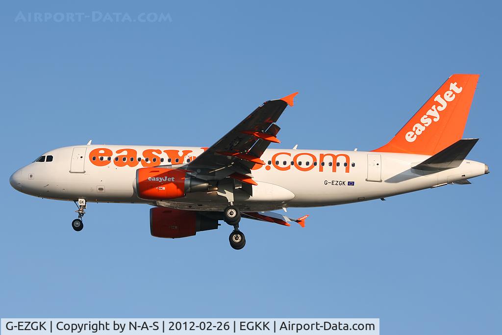 G-EZGK, 2011 Airbus A319-111 C/N 4717, Short final