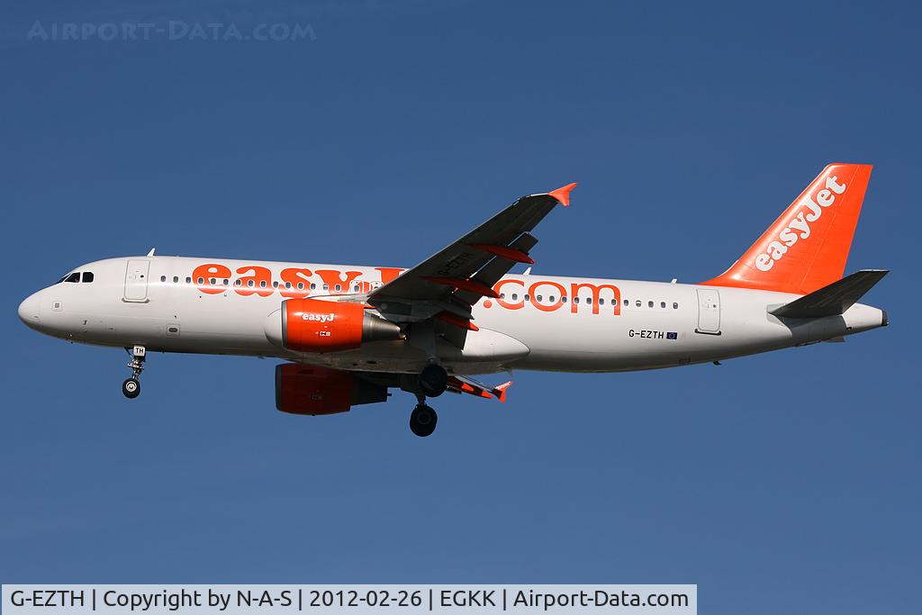 G-EZTH, 2009 Airbus A320-214 C/N 3953, Short final
