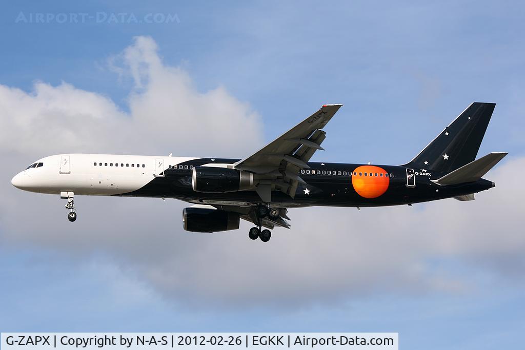 G-ZAPX, 2000 Boeing 757-256 C/N 29309, Short final