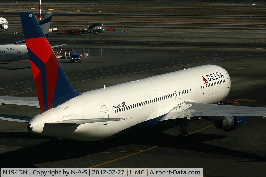 N194DN, 1997 Boeing 767-332 C/N 28451, Pushback