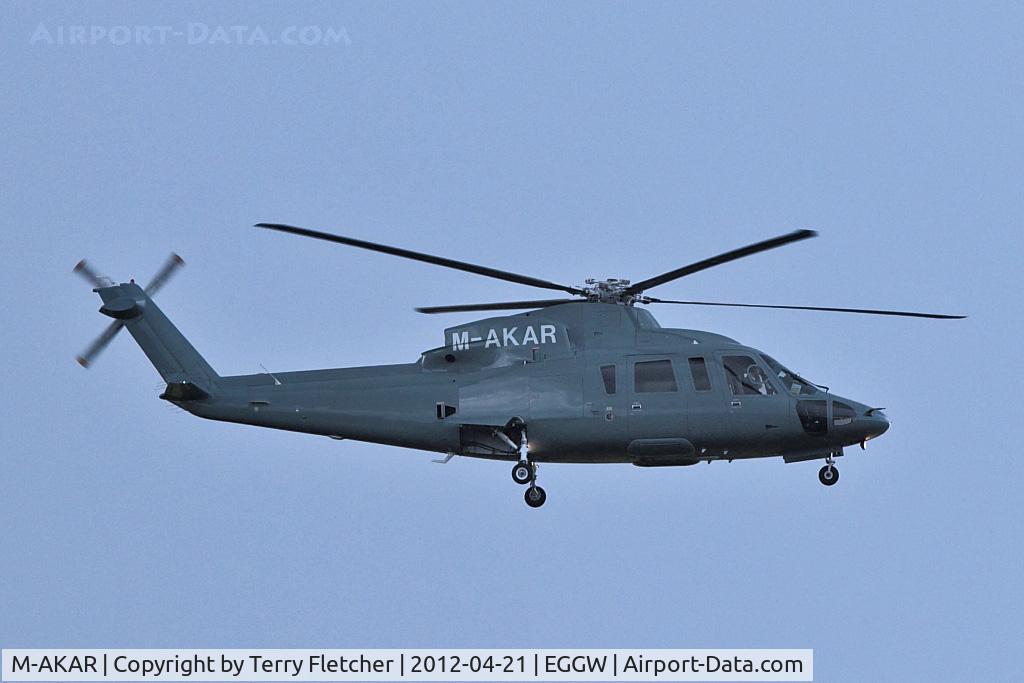 M-AKAR, 2000 Sikorsky S-76C Spirit C/N 760506, 2000 Sikorsky S-76C Spirit, c/n: 760506 arriving at Luton