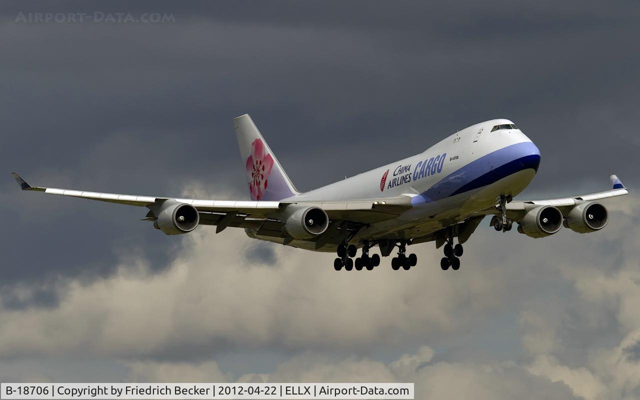 B-18706, 2001 Boeing 747-409F/SCD C/N 30763, on final RW24