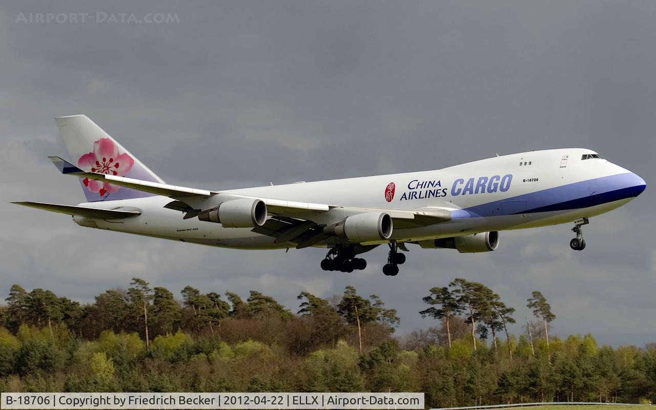 B-18706, 2001 Boeing 747-409F/SCD C/N 30763, on final RW24