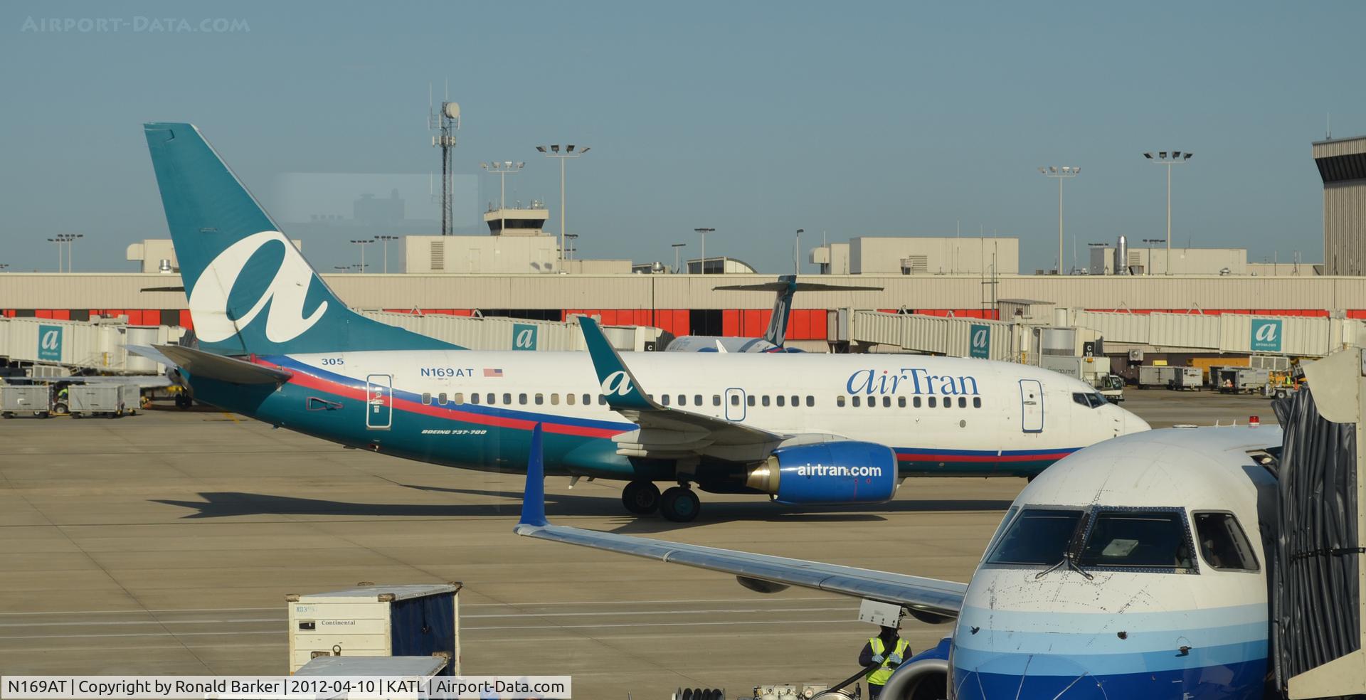 N169AT, 2004 Boeing 737-76N C/N 32744, Taxi ATL