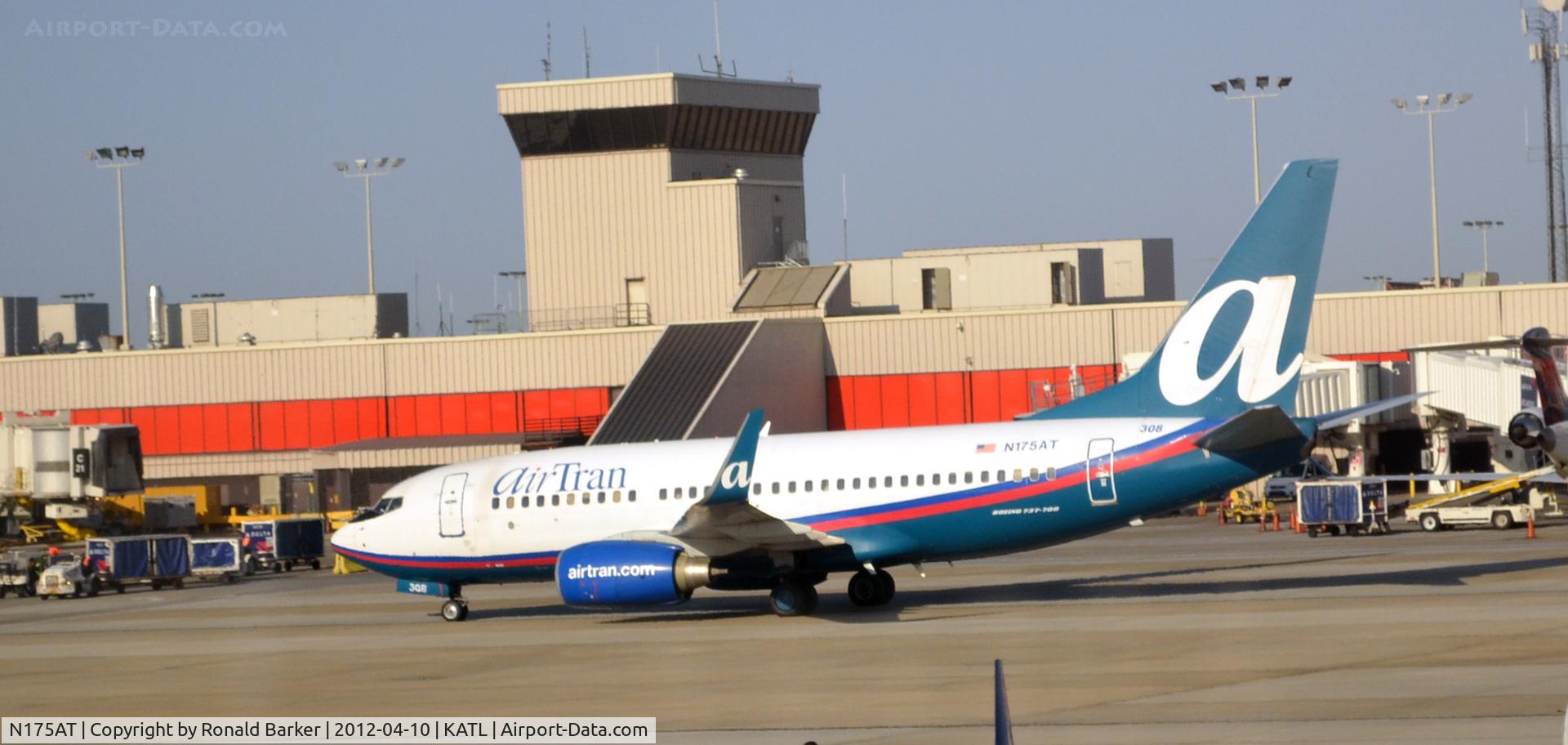 N175AT, 2004 Boeing 737-76N C/N 32652, Taxi ATL