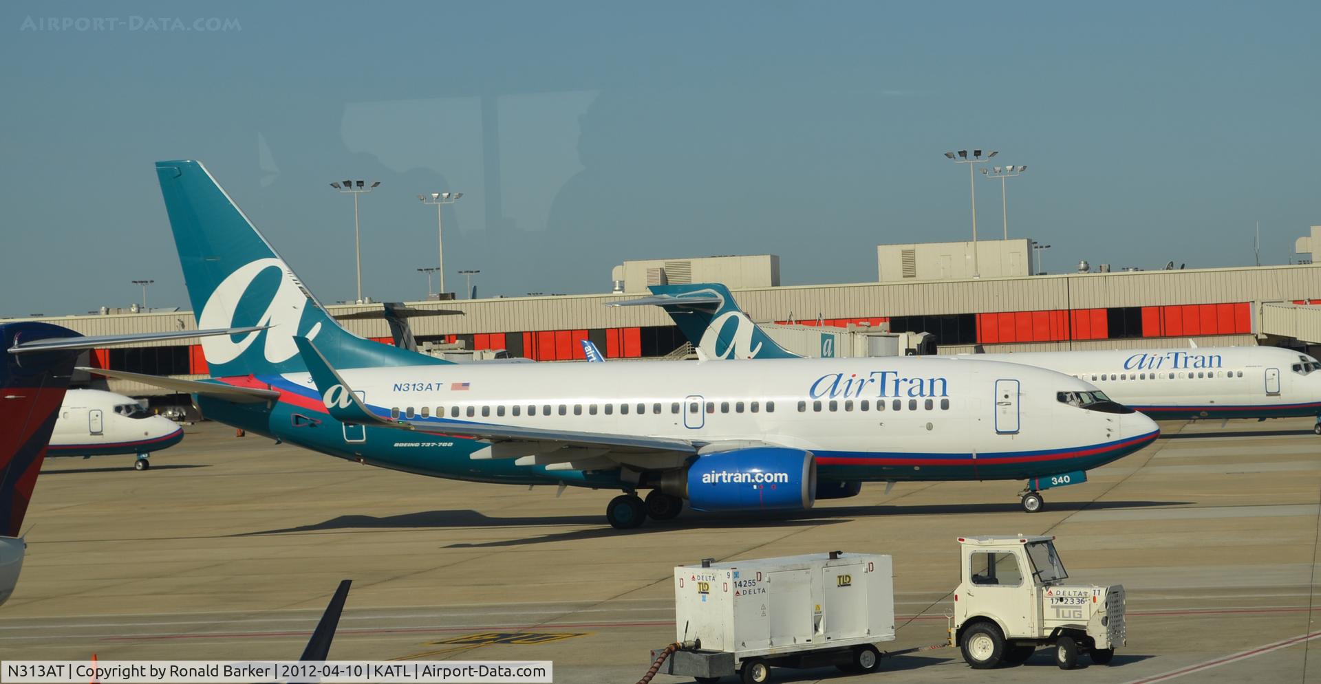 N313AT, 2007 Boeing 737-7BD C/N 33927, Taxi ATL