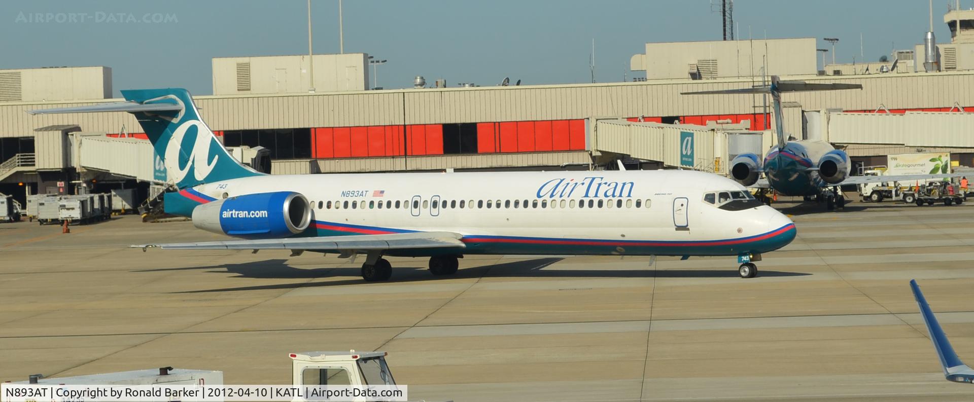 N893AT, 2004 Boeing 717-200 C/N 55045, Taxi ATL