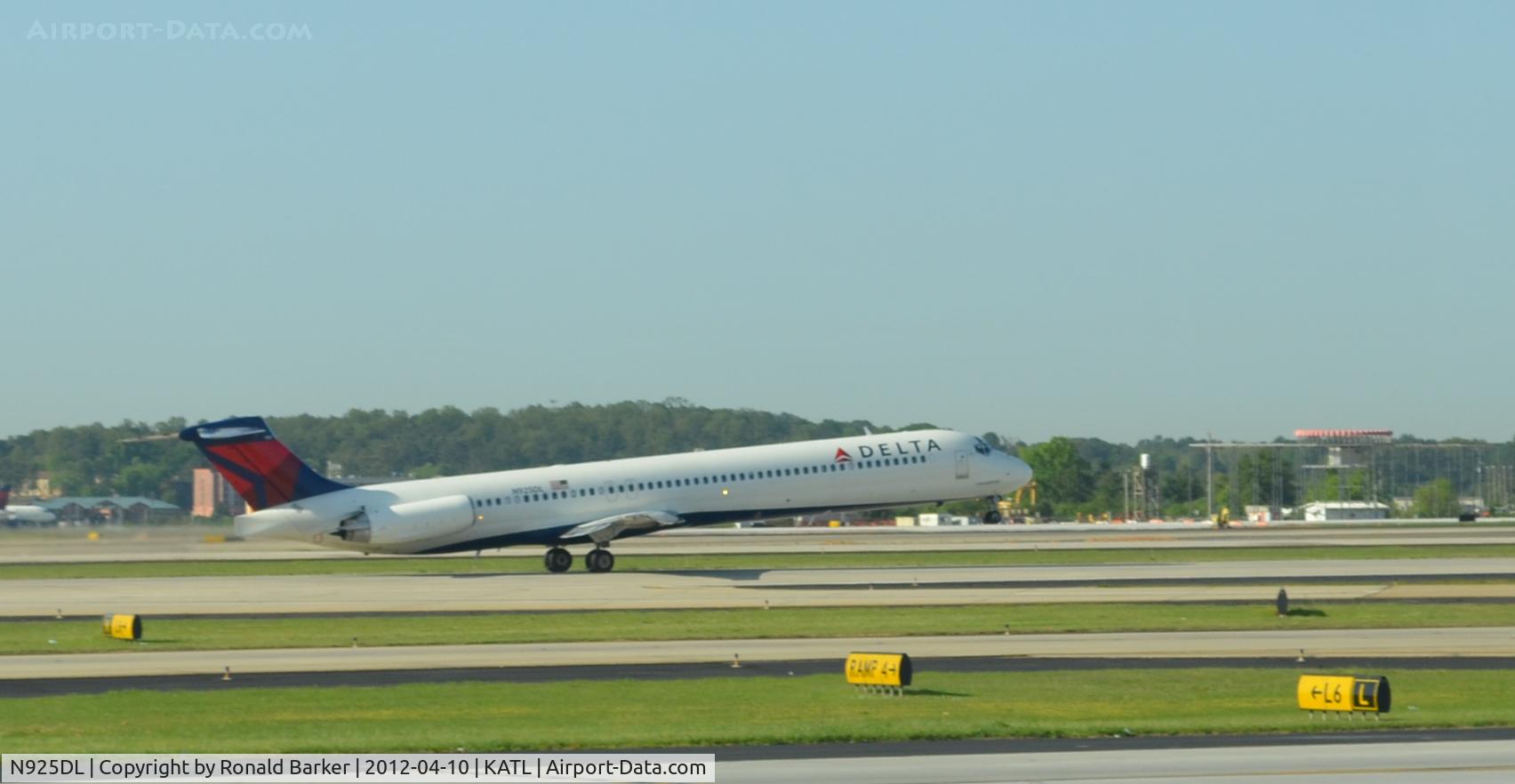 N925DL, 1988 McDonnell Douglas MD-88 C/N 49712, Take off ATL