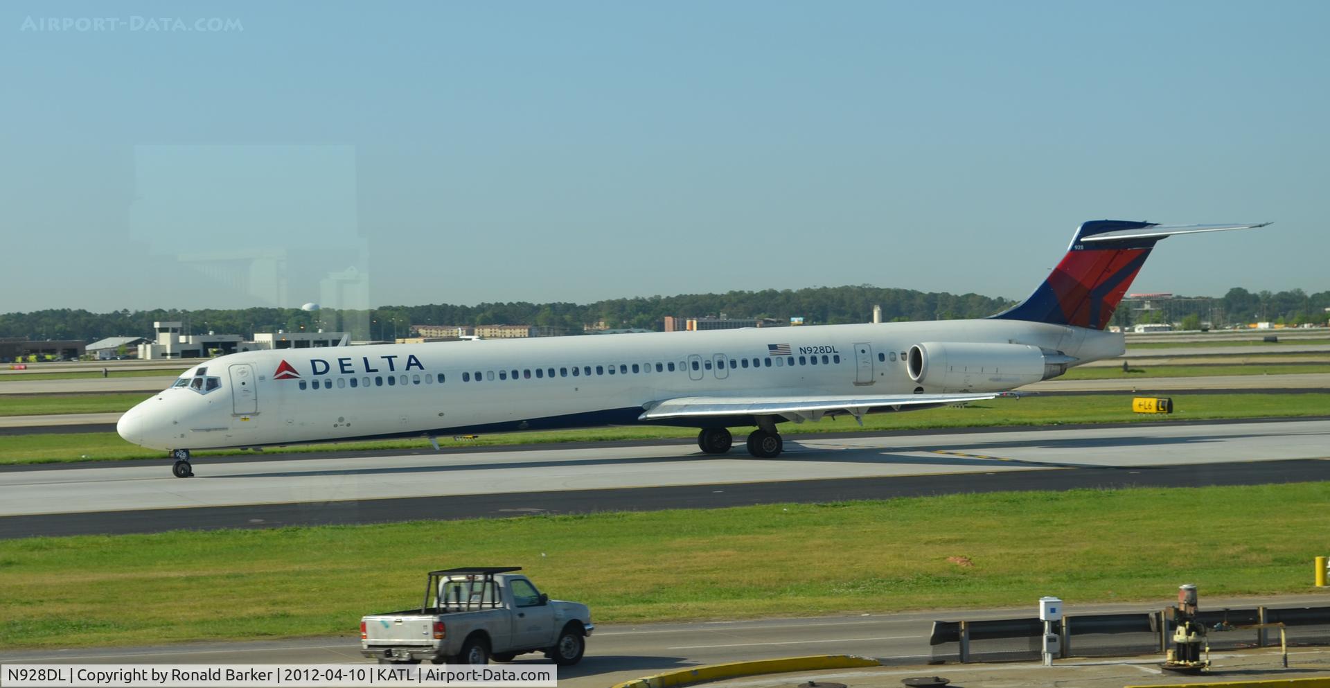 N928DL, 1988 McDonnell Douglas MD-88 C/N 49715, Taxi ATL
