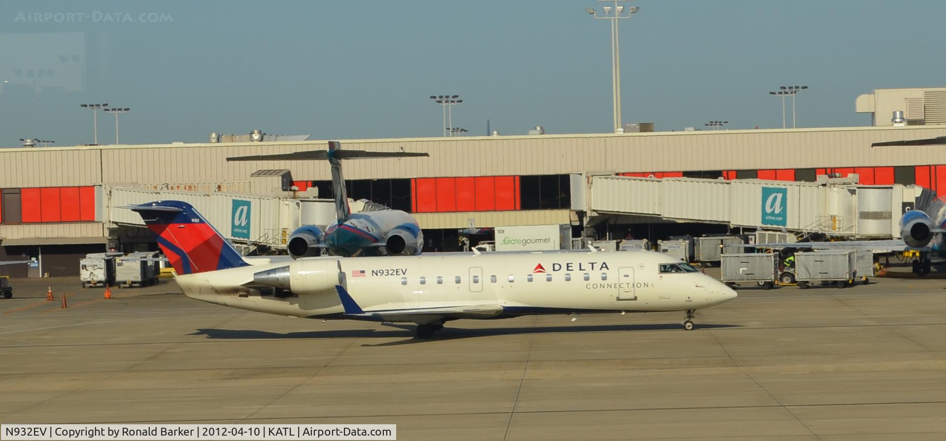 N932EV, 2005 Bombardier CRJ-200ER (CL-600-2B19) C/N 8016, Taxi ATL