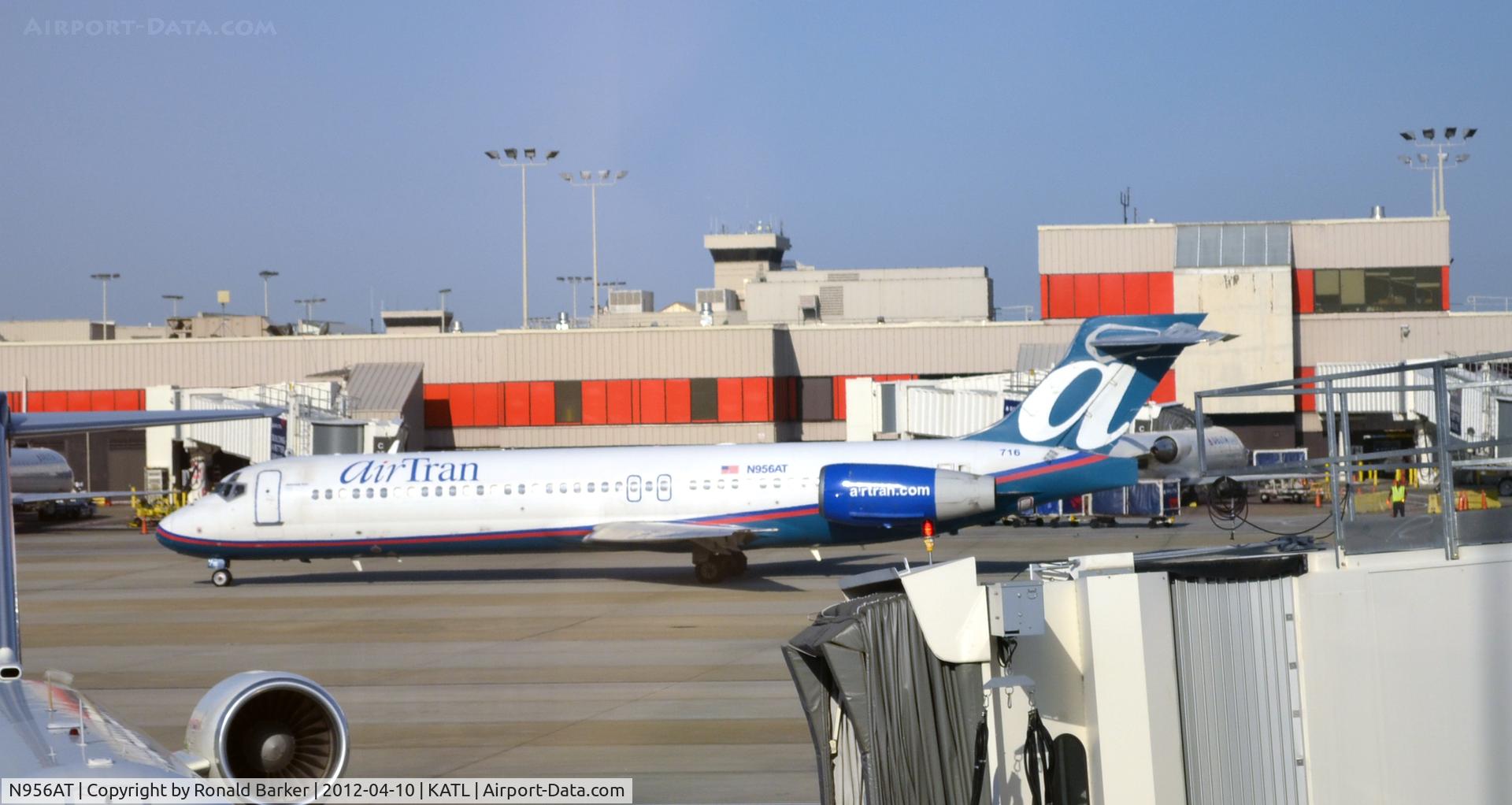 N956AT, 2000 Boeing 717-200 C/N 55018, Taxi ATL