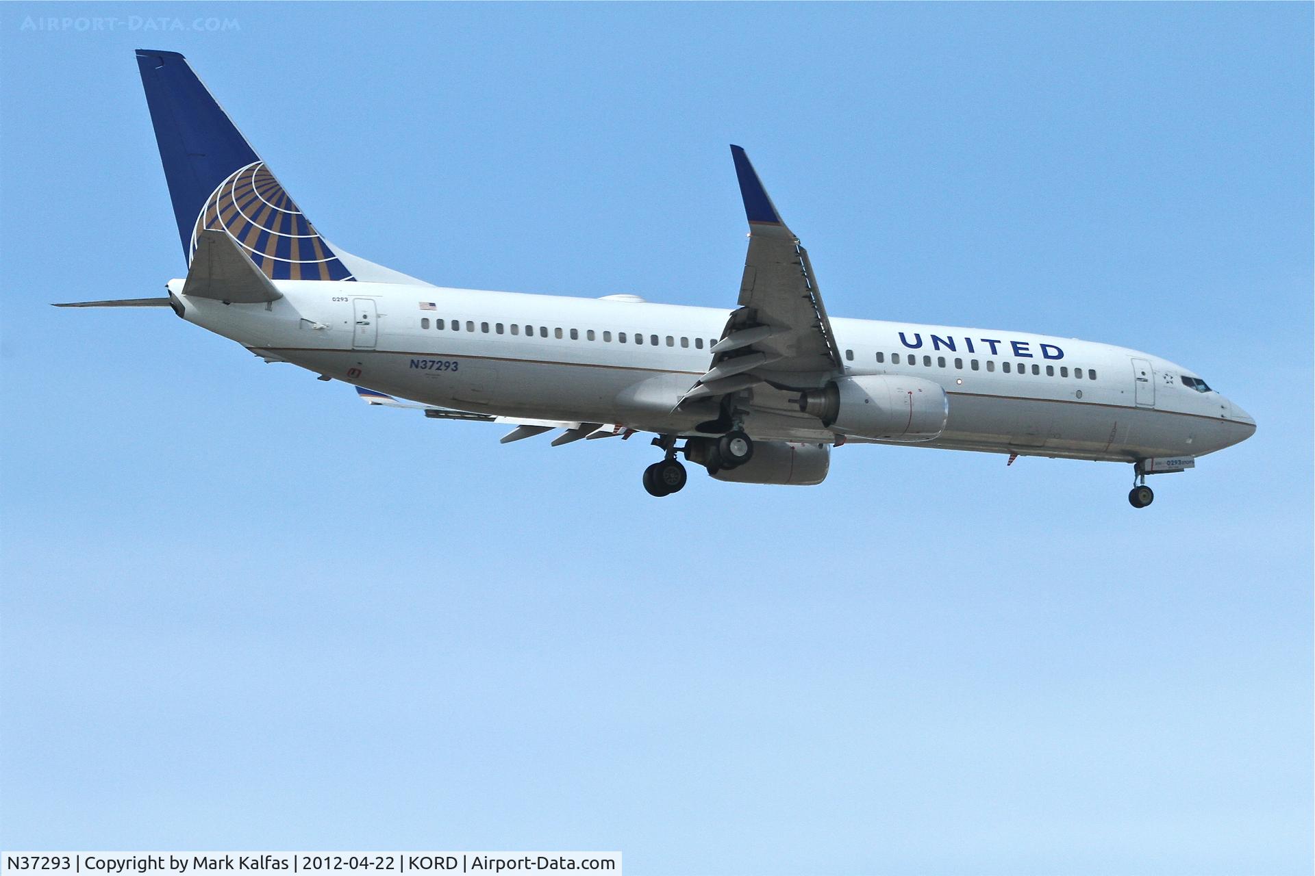 N37293, 2005 Boeing 737-824 C/N 33453, United Airlines Boeing 737-824, UAL1604 arriving from KSFO, RWY 10 approach KORD.
