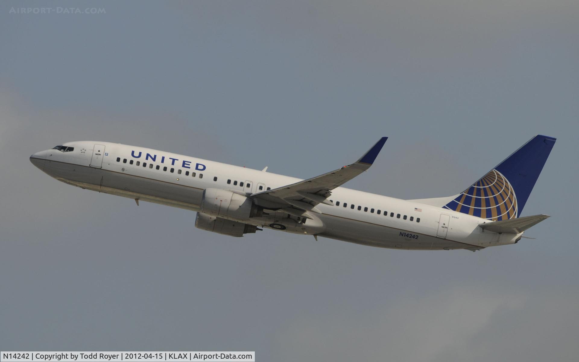 N14242, 1999 Boeing 737-824 C/N 28805, Departing LAX on 25R