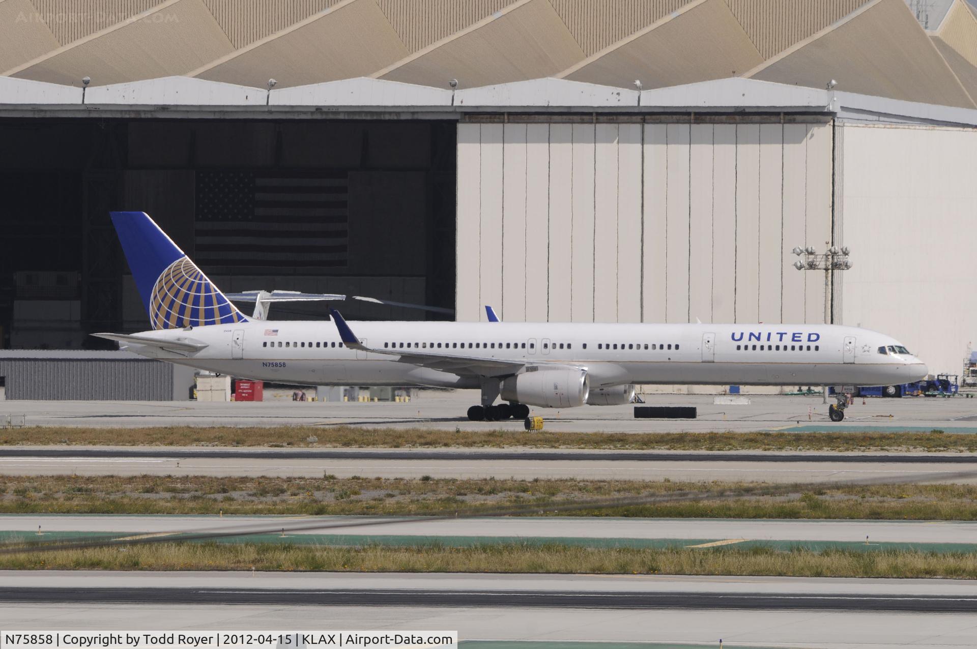 N75858, 2004 Boeing 757-324 C/N 32817, Taxing to gate at LAX