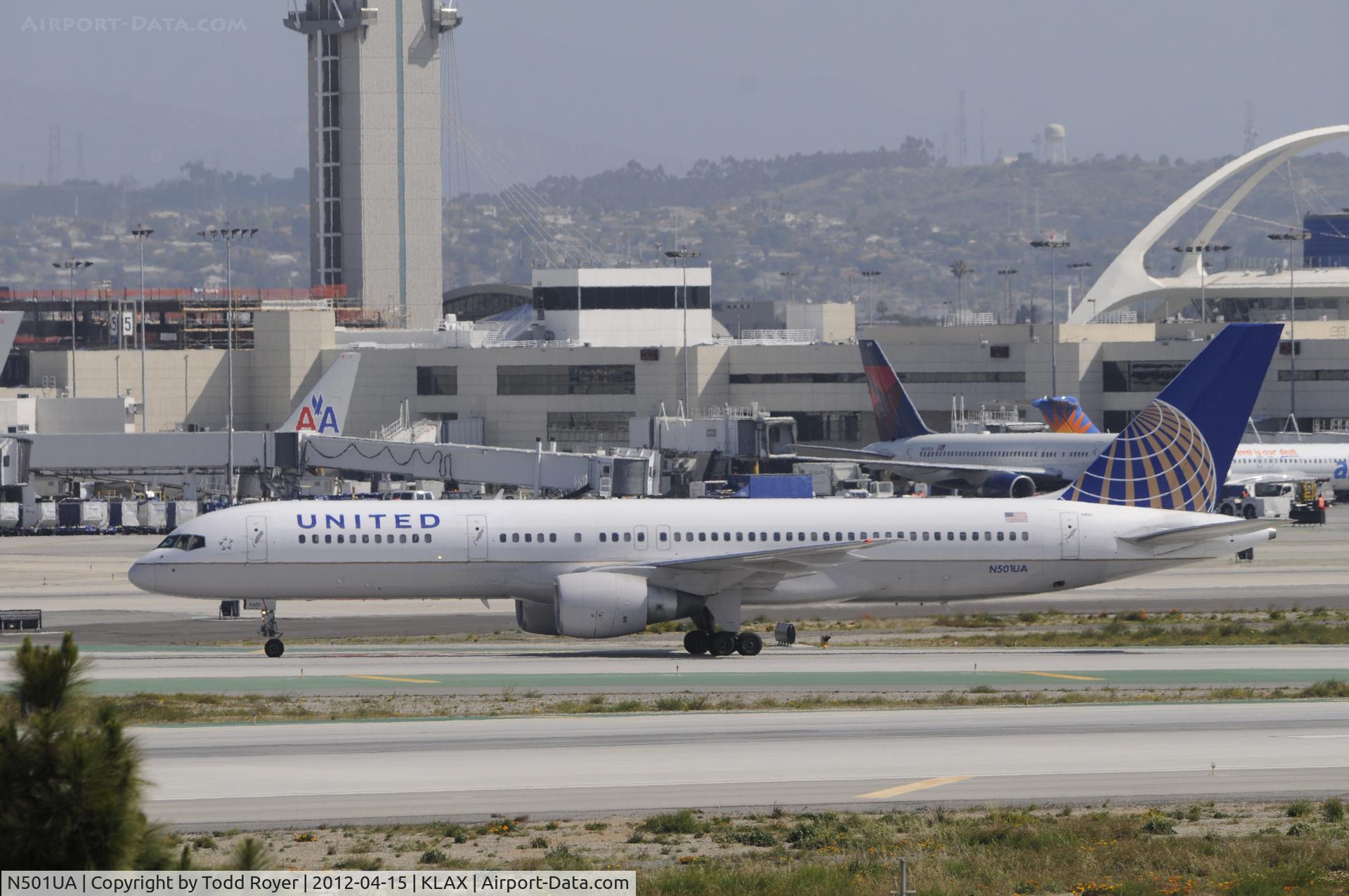 N501UA, 1989 Boeing 757-222 C/N 24622, Taxiing to gate at LAX