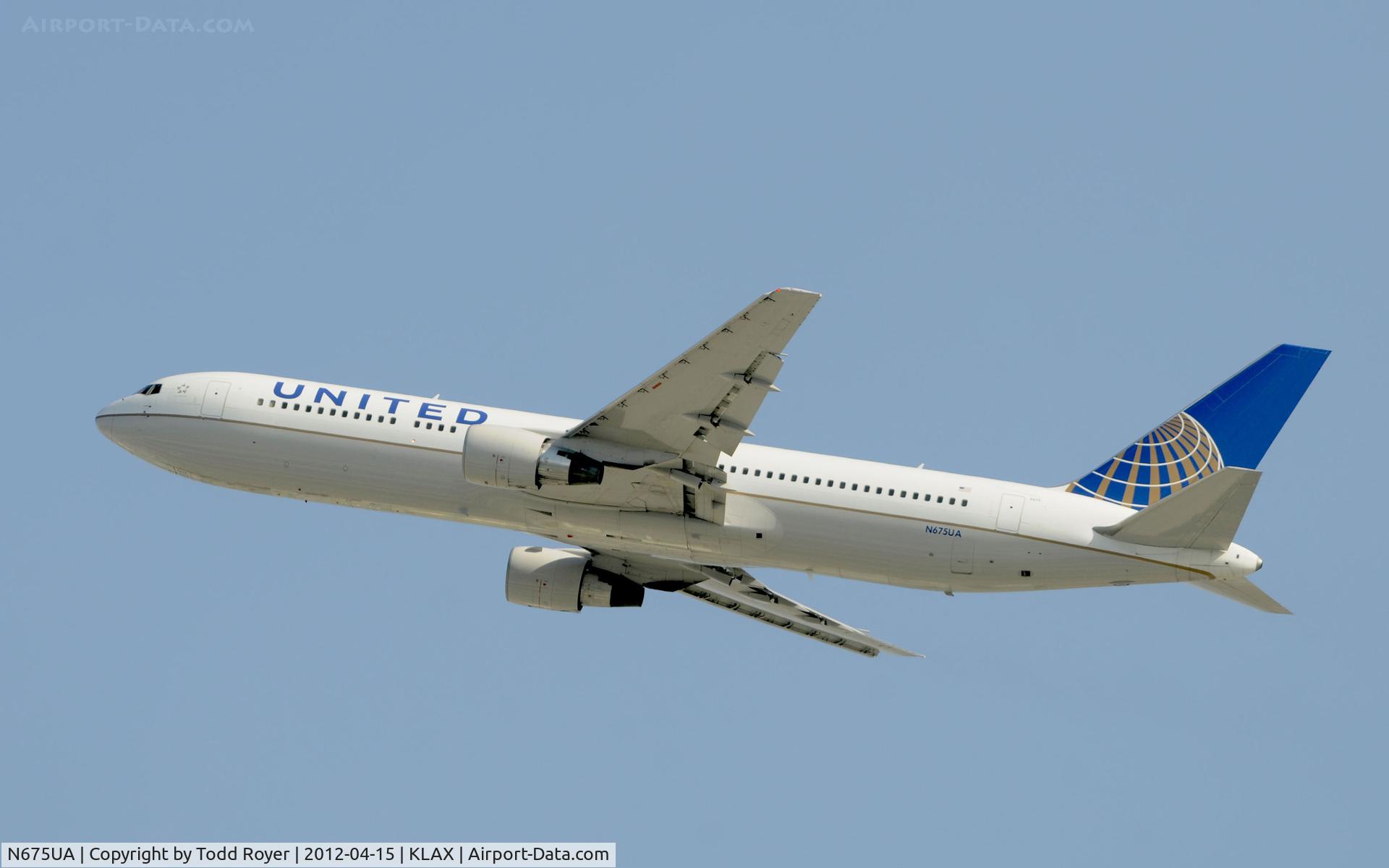 N675UA, 2000 Boeing 767-322 C/N 29243, Departing LAX on 25R