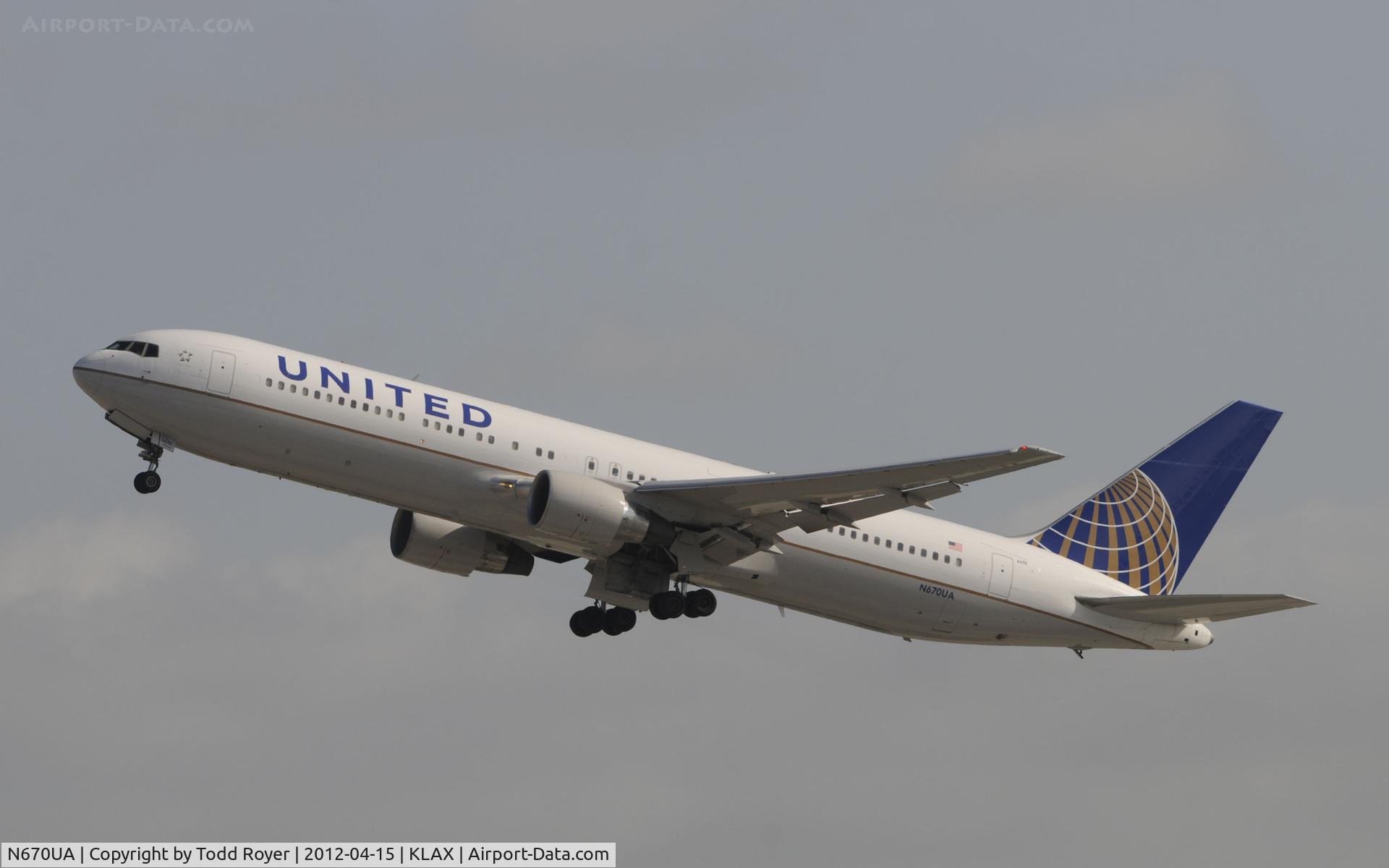 N670UA, 1999 Boeing 767-322 C/N 29240, Departing LAX on 25R