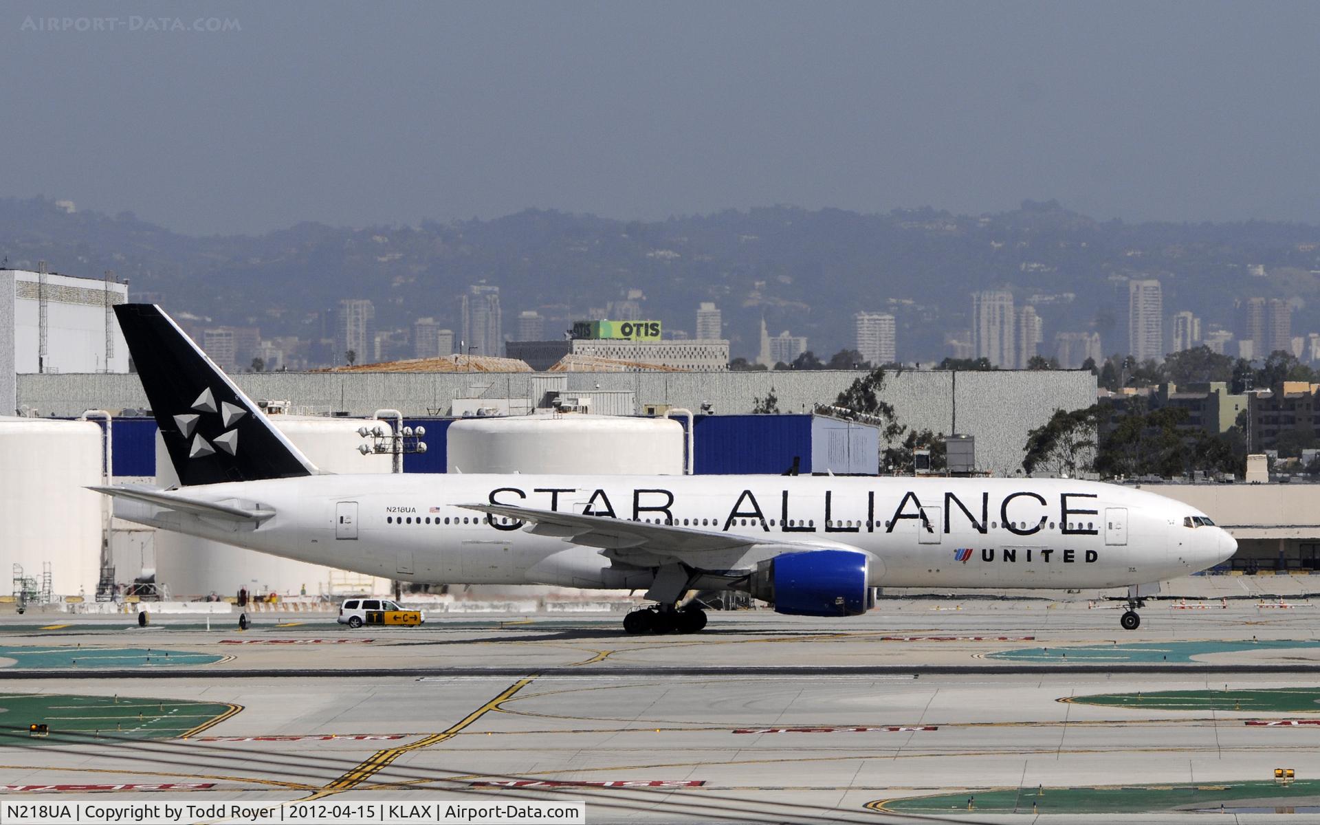N218UA, 2001 Boeing 777-222 C/N 30222, Taxiing to gate at LAX