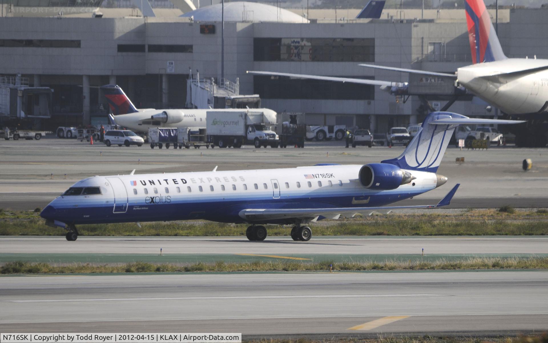 N716SK, 2004 Bombardier CRJ-701ER (CL-600-2C10) Regional Jet C/N 10180, Taxiing to gate at LAX