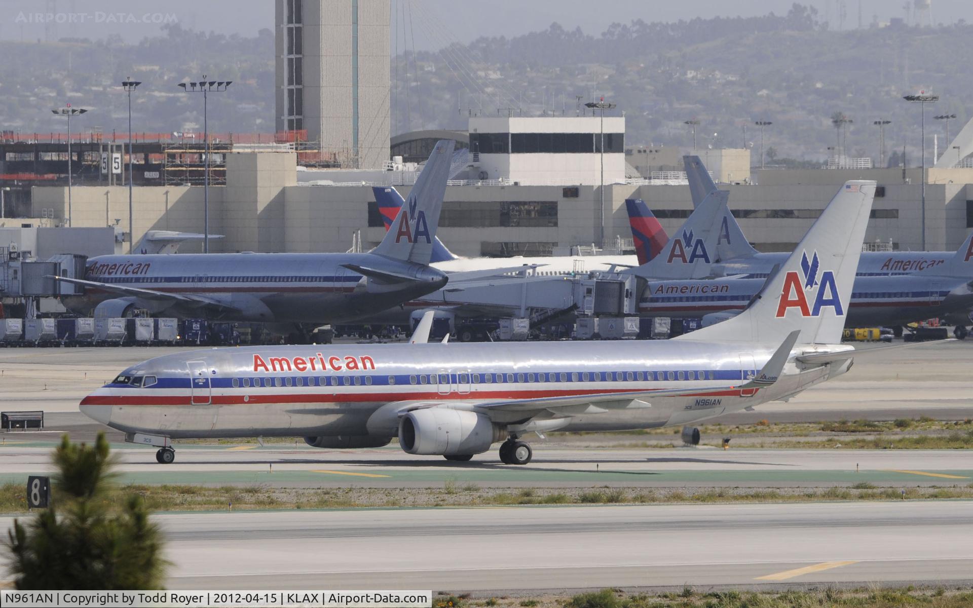 N961AN, 2001 Boeing 737-823 C/N 30092, Taxiig to gate at LAX