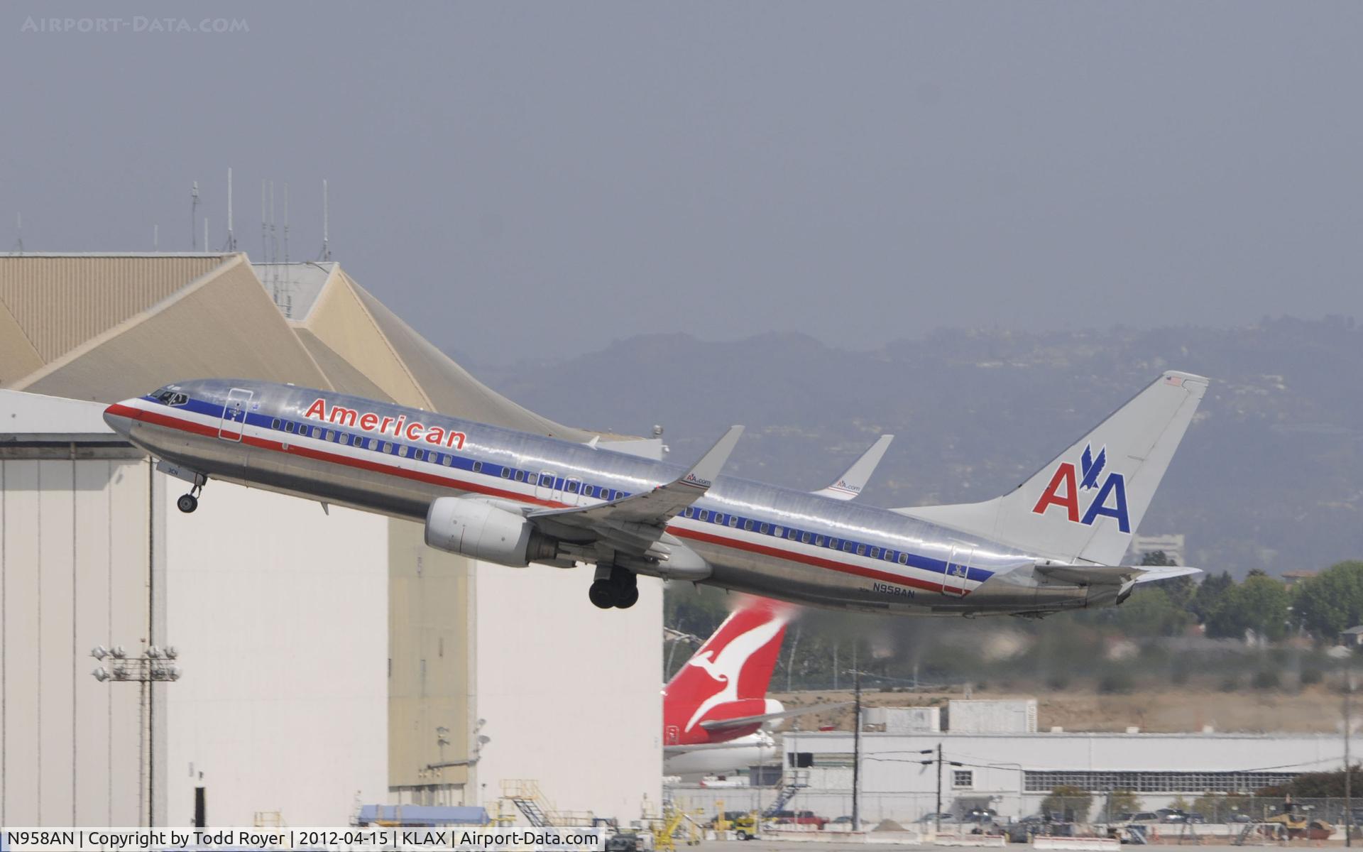 N958AN, 2001 Boeing 737-823 C/N 30091, Departing LAX on 25R