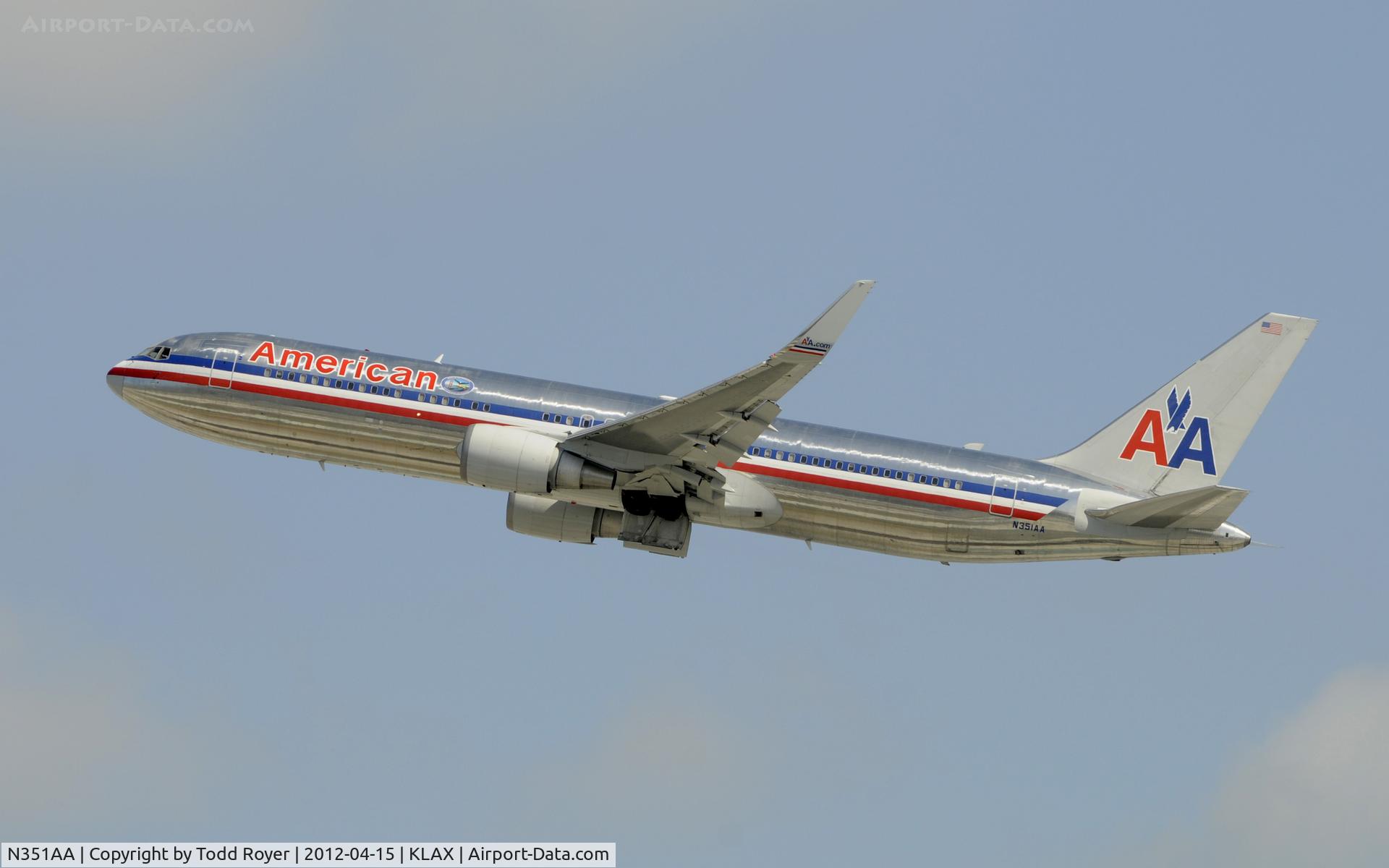 N351AA, 1988 Boeing 767-323 C/N 24032, Departing LAX on 25R