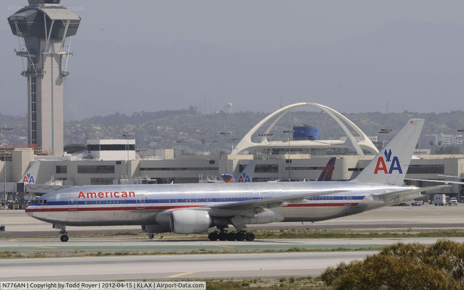 N776AN, 1999 Boeing 777-223 C/N 29582, Taxiing to gate at LAX