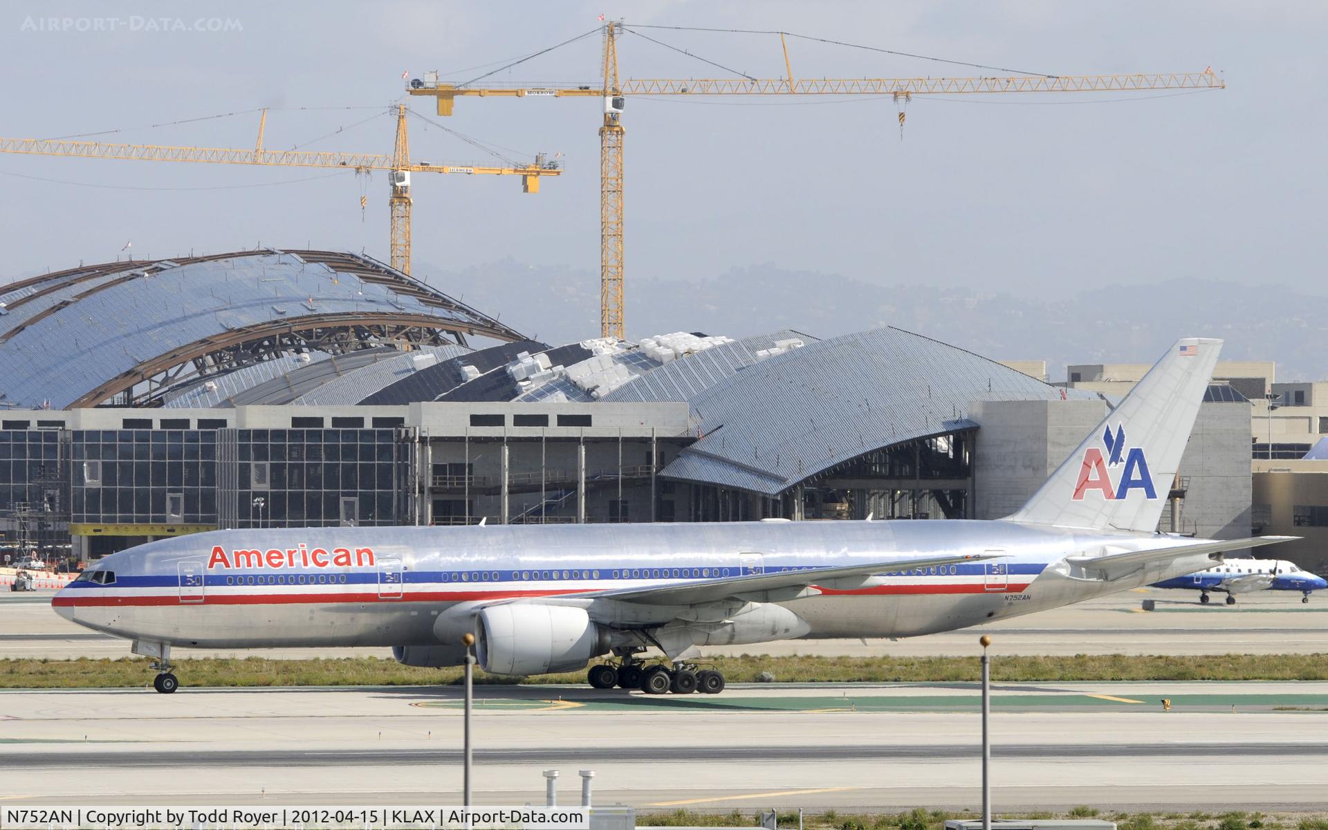 N752AN, 2001 Boeing 777-223 C/N 30260, Taxiing to gate at LAX