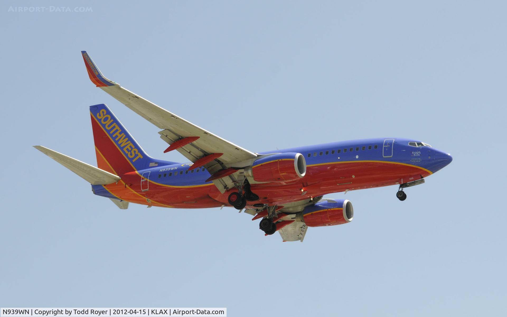 N939WN, 2009 Boeing 737-7H4 C/N 36646, Arriving at LAX on 24R