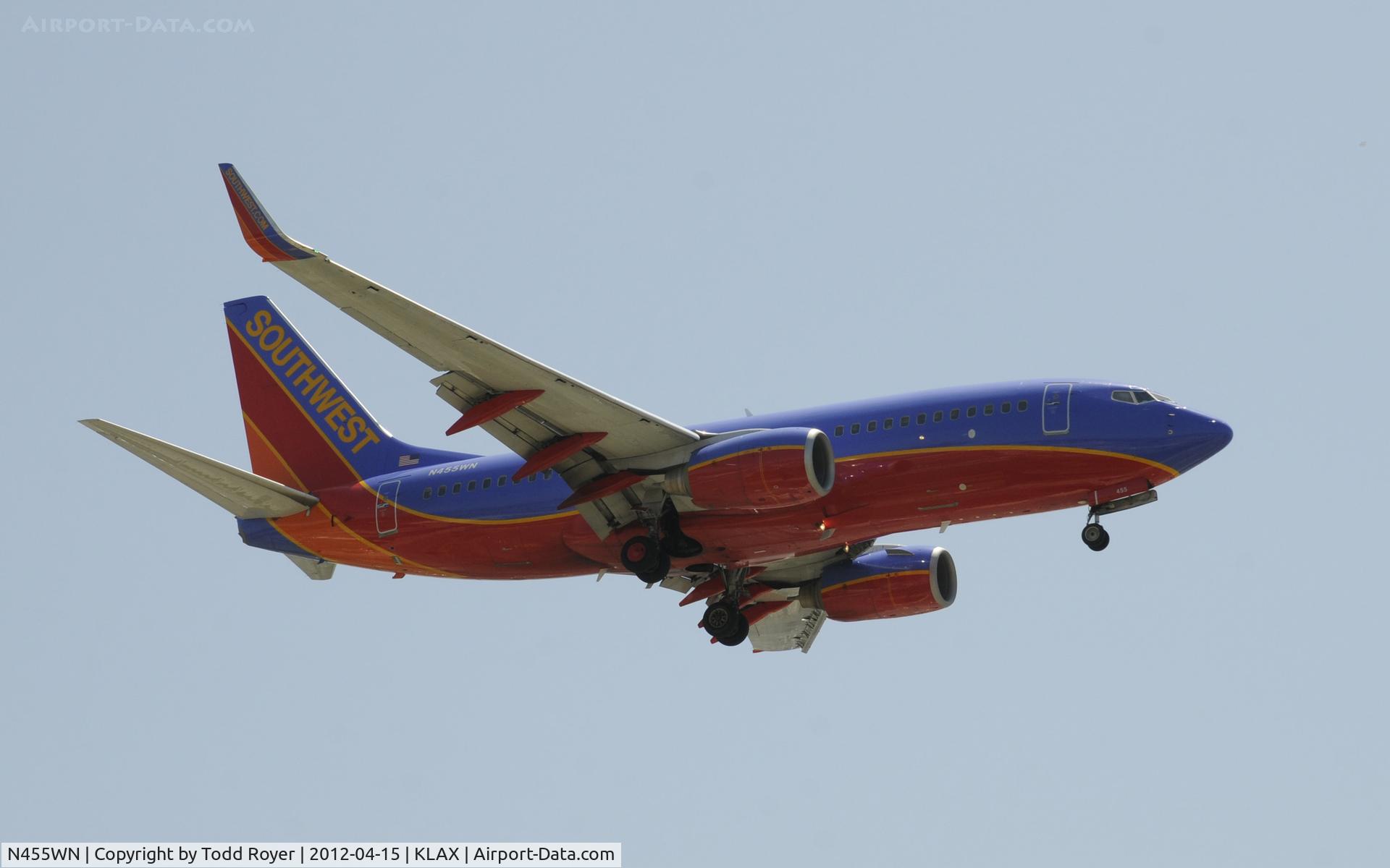 N455WN, 2004 Boeing 737-7H4 C/N 32462, Arriving at LAX on 24R