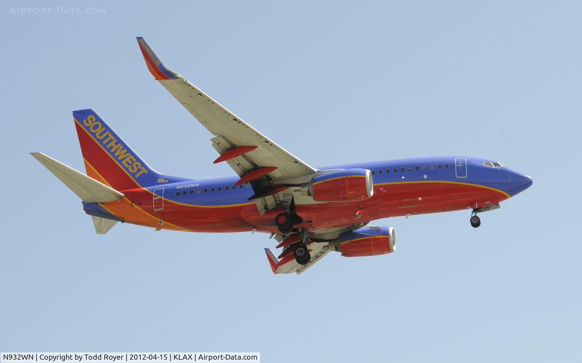 N932WN, 2009 Boeing 737-7H4 C/N 36639, Arriving at LAX on 24R