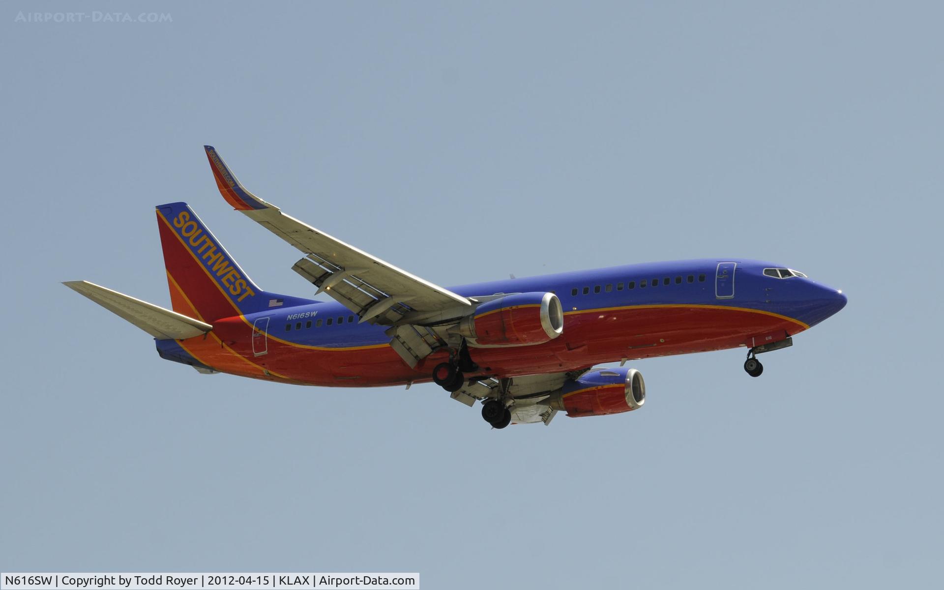 N616SW, 1995 Boeing 737-3H4 C/N 27699, Arriving at LAX on 24R