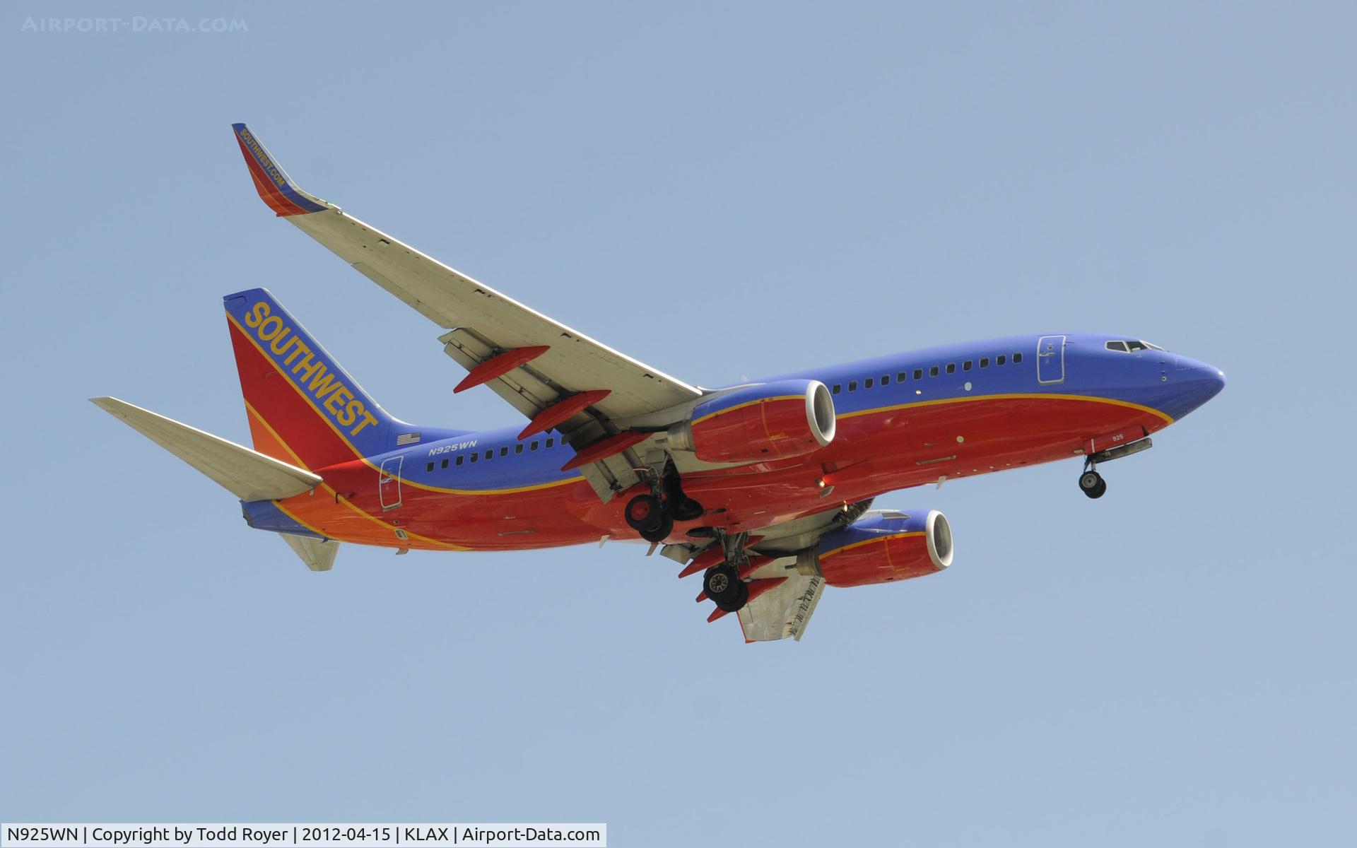 N925WN, 2008 Boeing 737-7H4 C/N 36630, Arriving at LAX on 24R