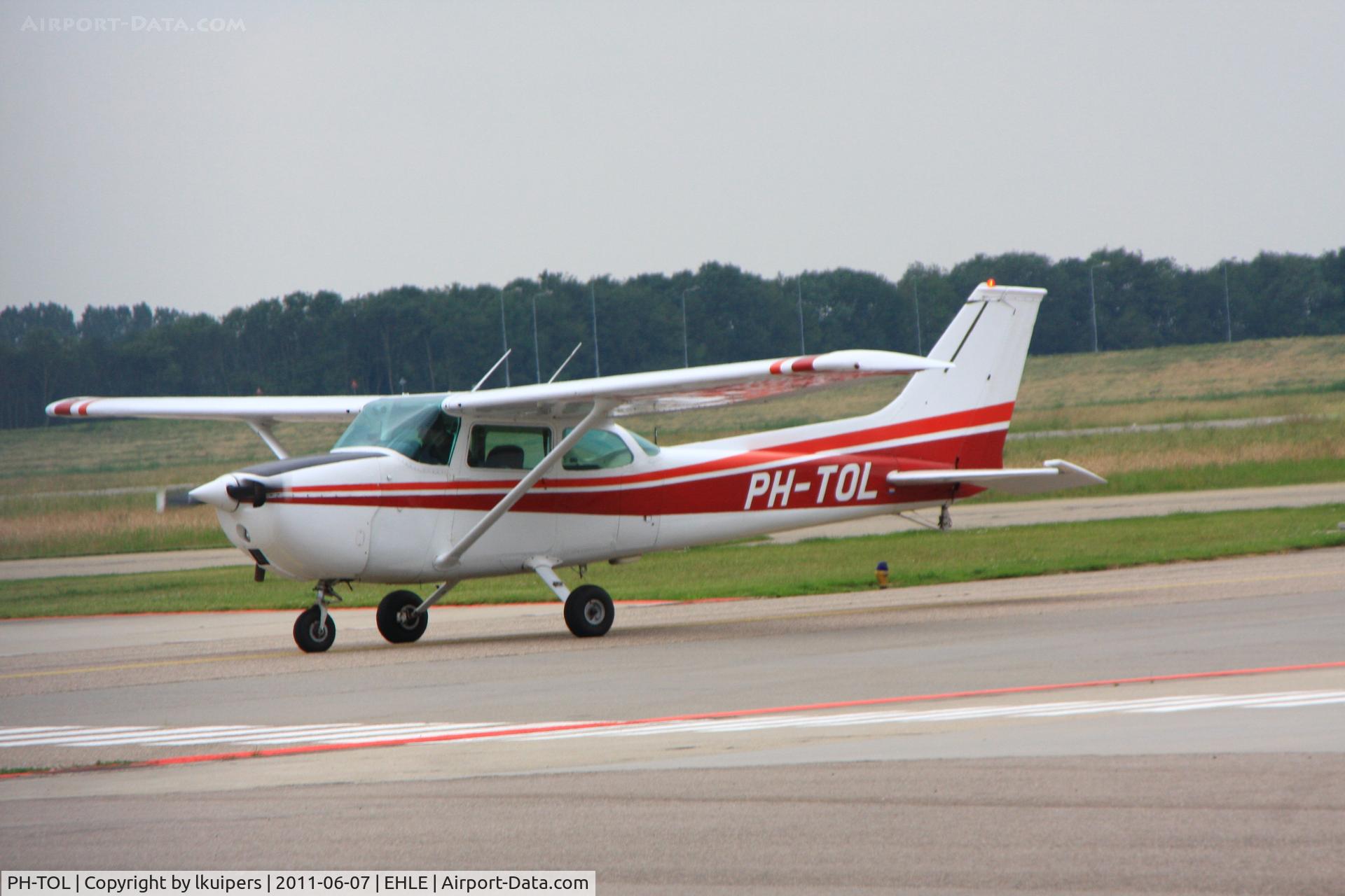 PH-TOL, Cessna 172M C/N 17263133, Taxiing on Lelystad Airport