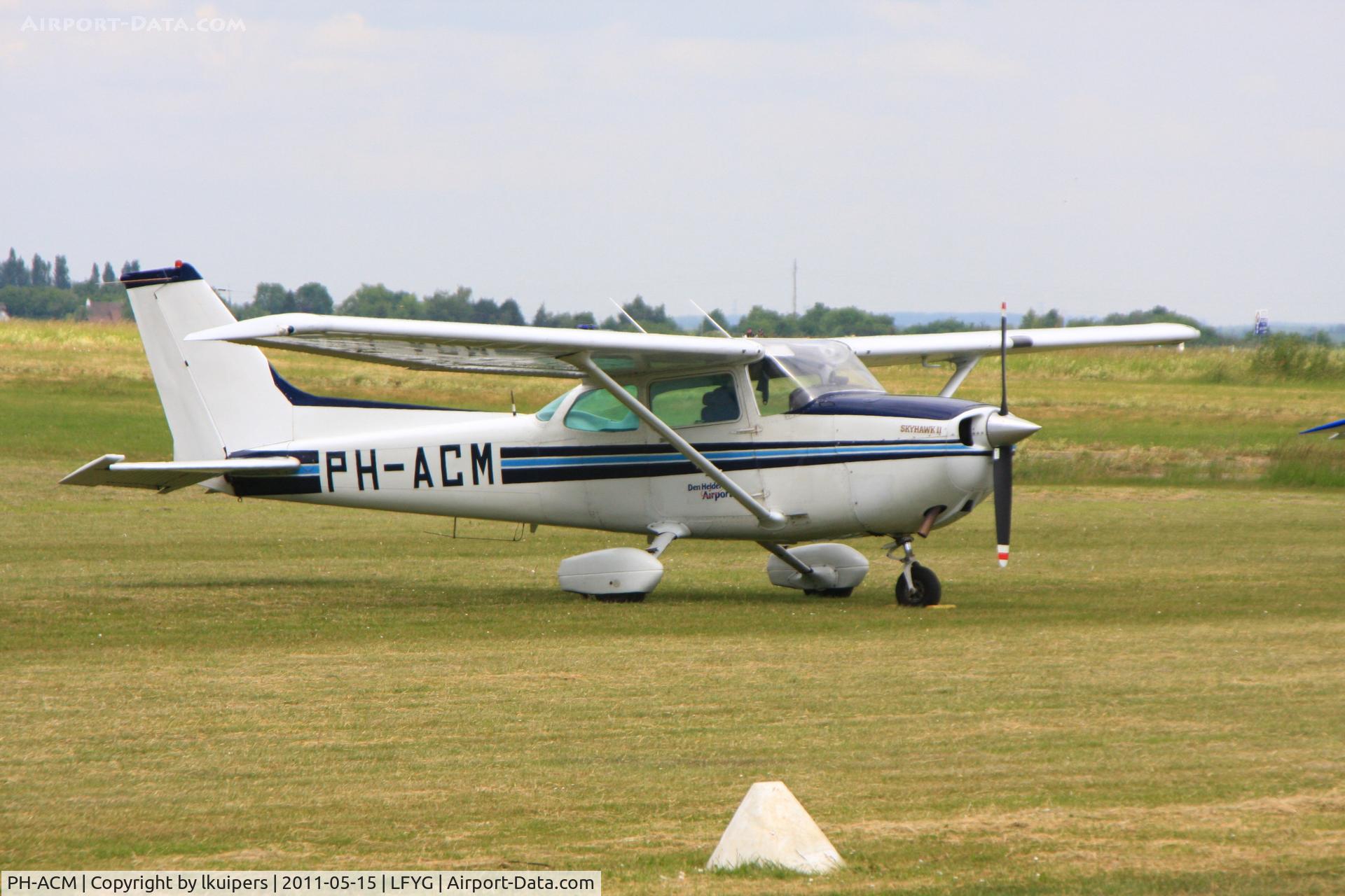 PH-ACM, Cessna 172P C/N 17275454, On Niergnes Airifeld