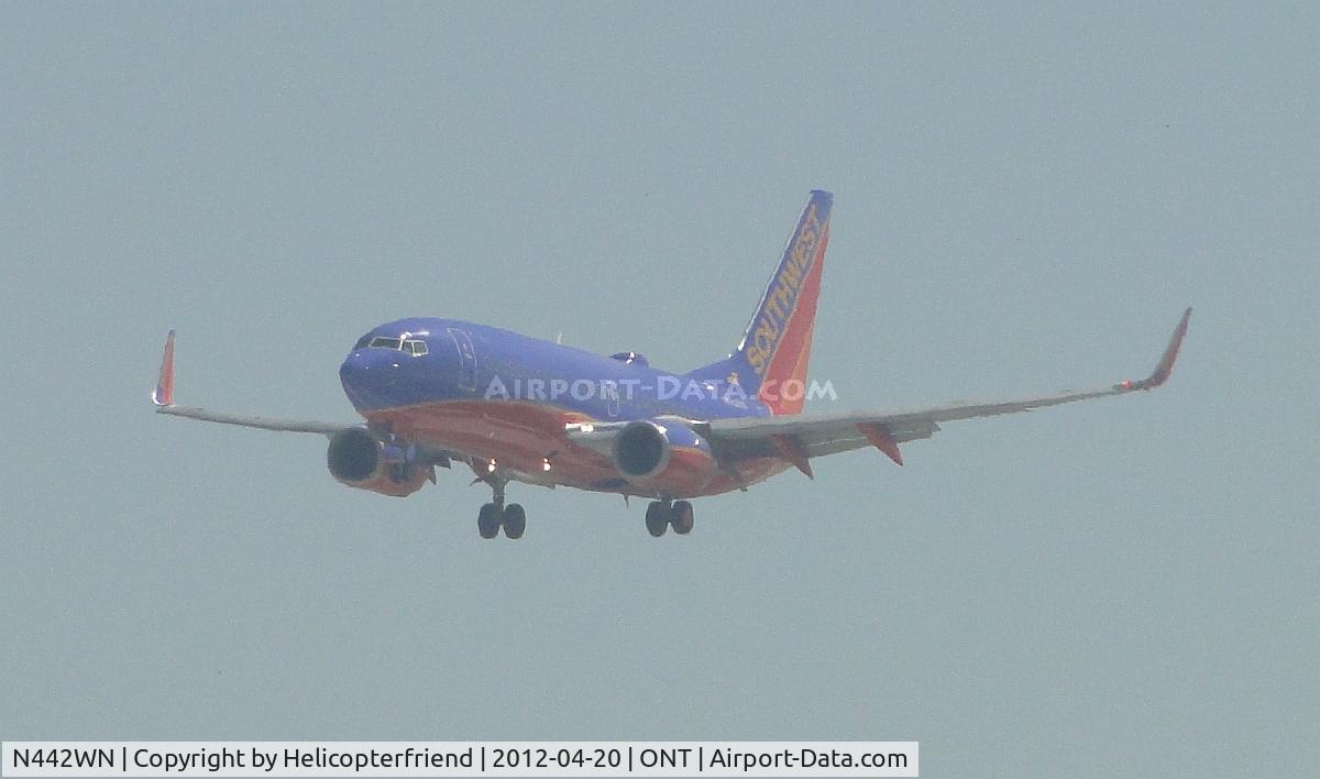 N442WN, 2003 Boeing 737-7H4 C/N 32459, Coming out of the haze on final for 26R