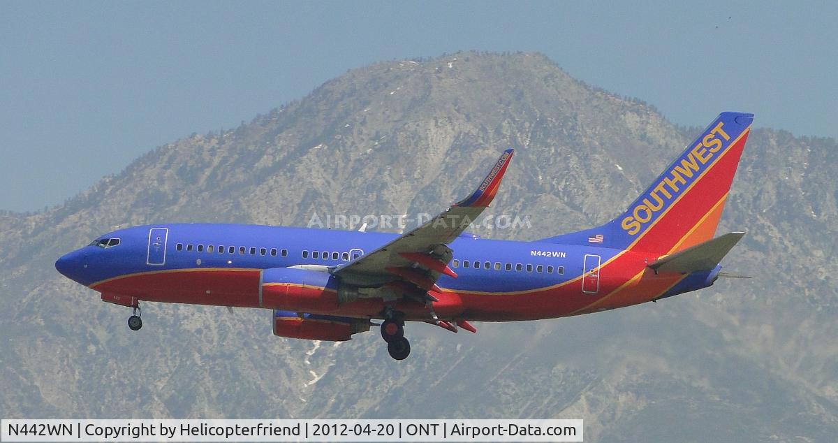N442WN, 2003 Boeing 737-7H4 C/N 32459, Approaching the outer fence