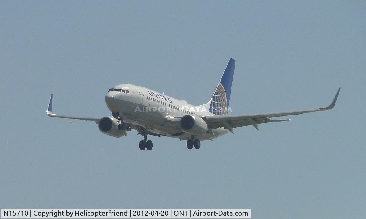 N15710, 1998 Boeing 737-724 C/N 28780, Coming out of the haze on final for 26R